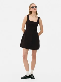 Minisukienka na ramiączkach z kwadratowym dekoltem