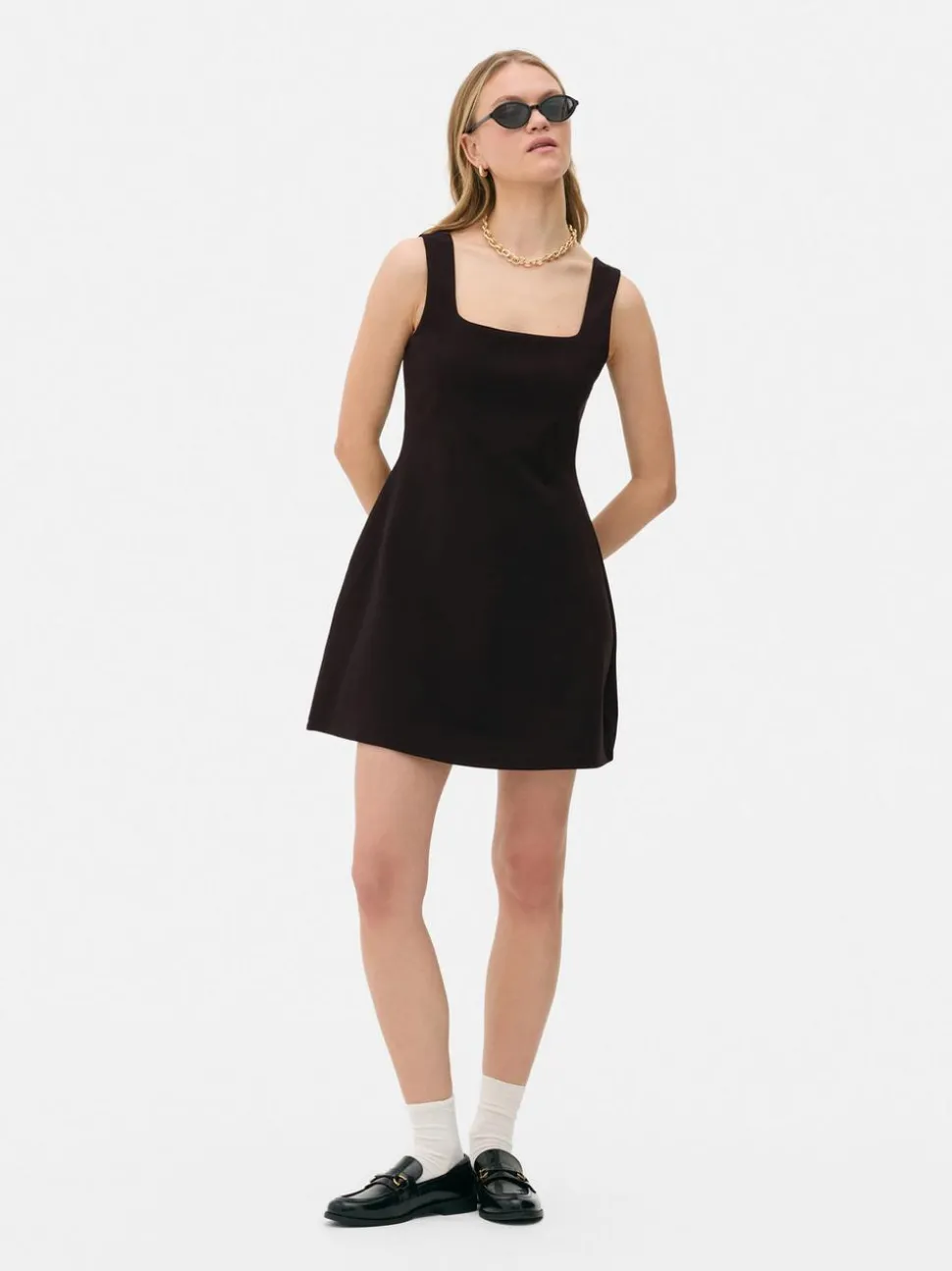 Minisukienka na ramiączkach z kwadratowym dekoltem