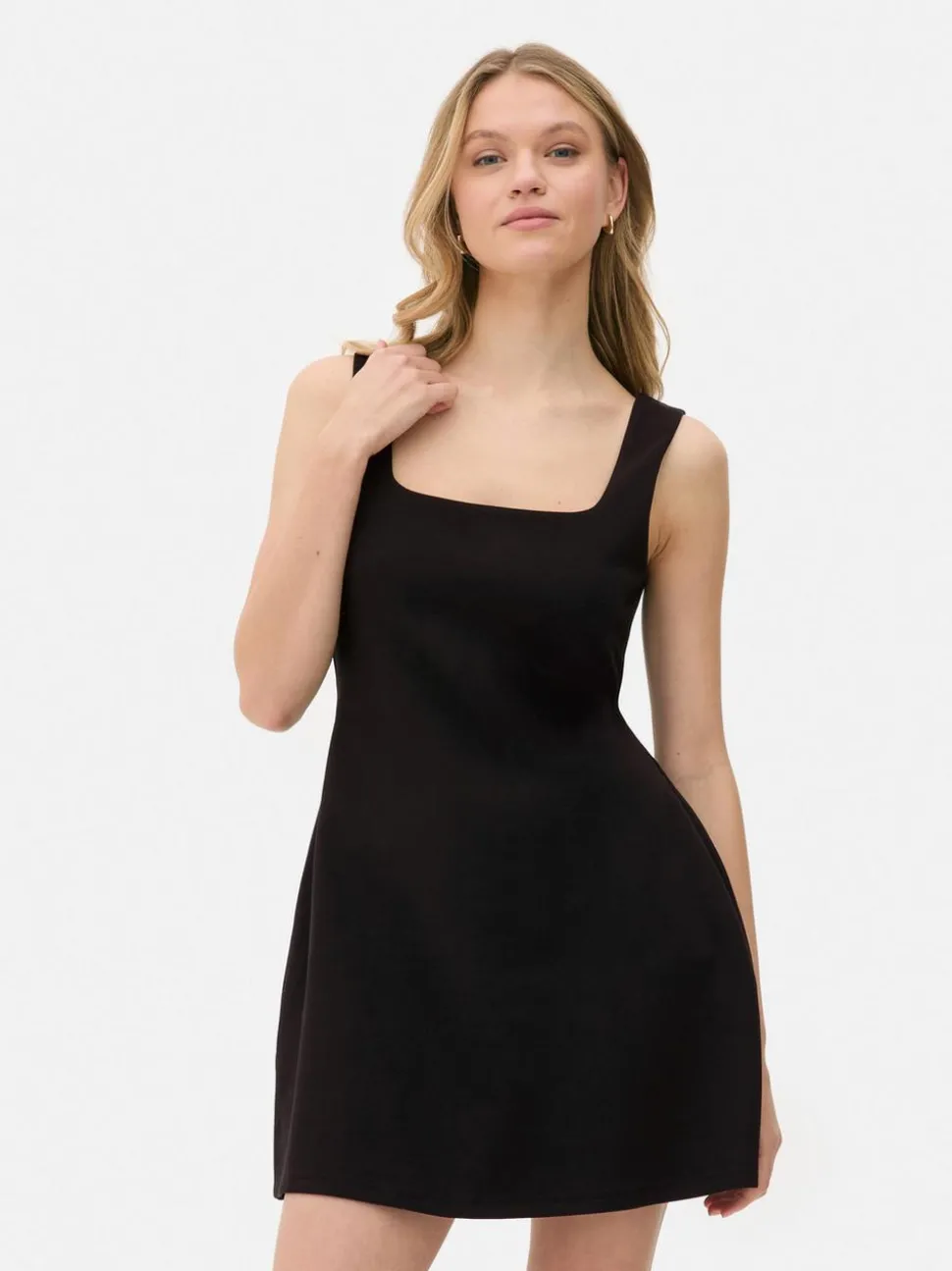 Minisukienka na ramiączkach z kwadratowym dekoltem