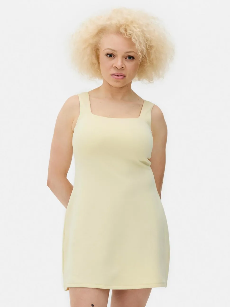Minisukienka na ramiączkach z kwadratowym dekoltem