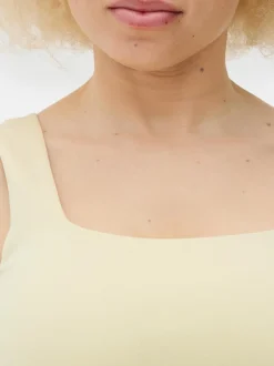 Minisukienka na ramiączkach z kwadratowym dekoltem