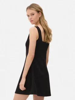 Minisukienka na ramiączkach z kwadratowym dekoltem