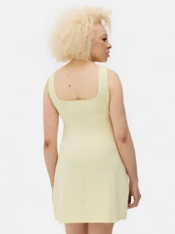 Minisukienka na ramiączkach z kwadratowym dekoltem