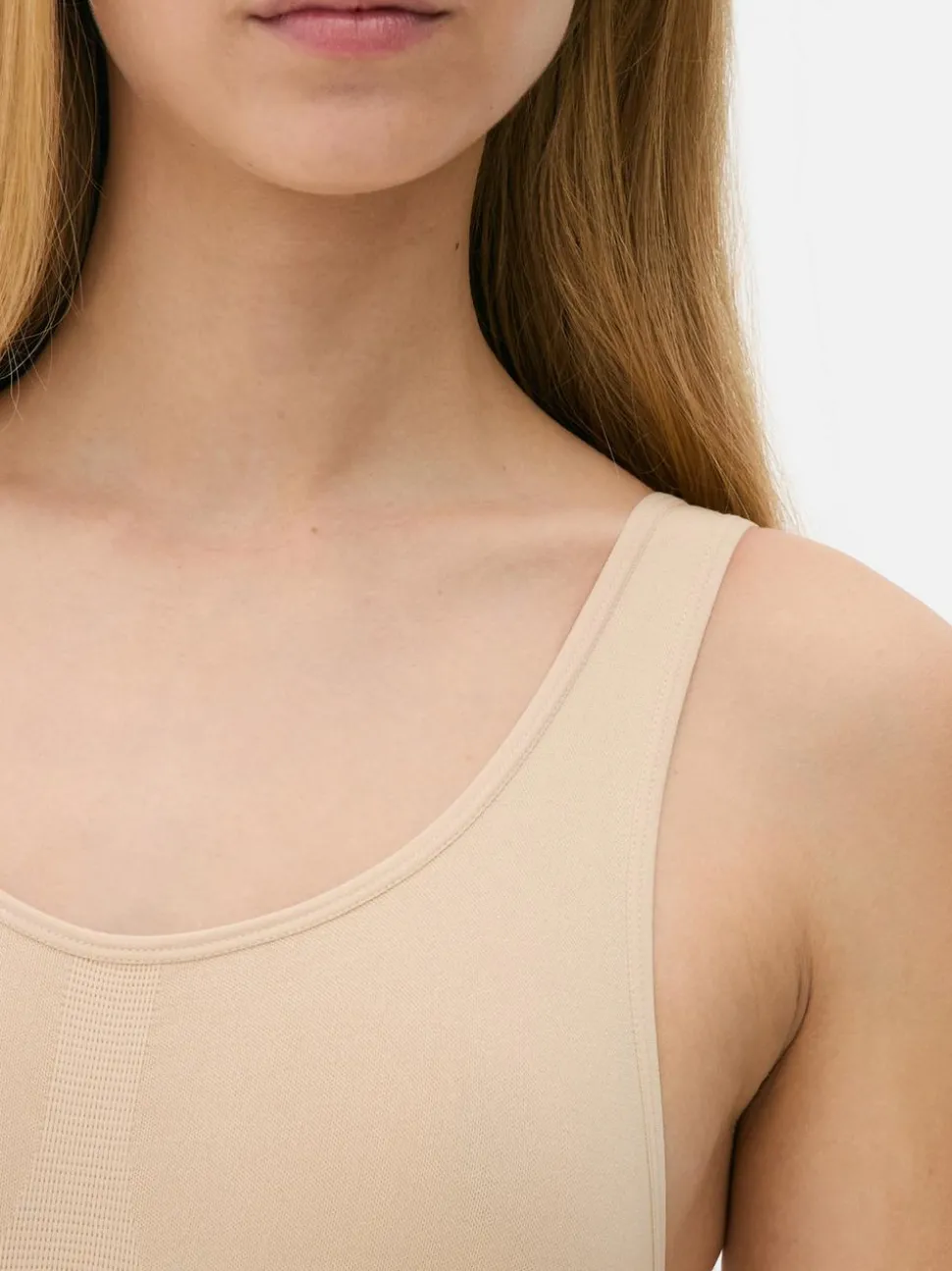 Modelujące body bez rękawów