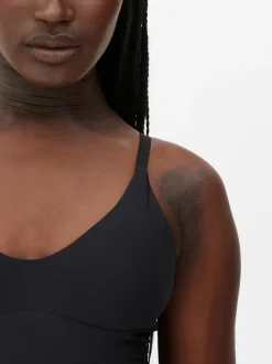 Modelujące body z formowanymi miseczkami