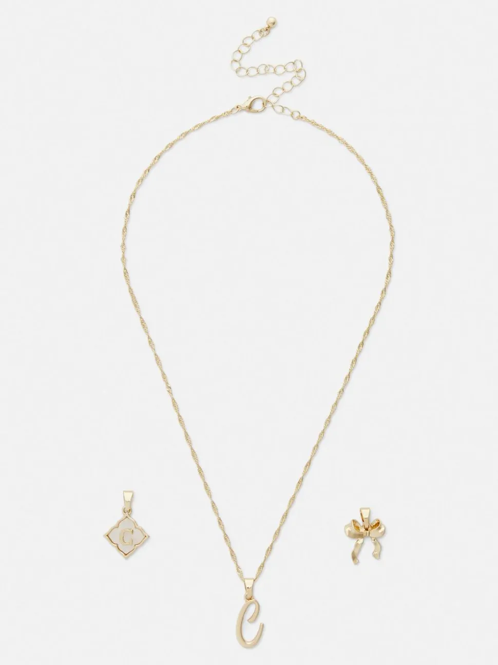 Naszyjnik z inicjałem i różnymi przywieszkami