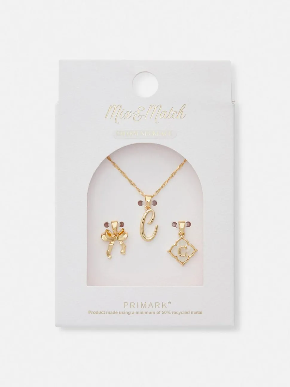 Naszyjnik z inicjałem i różnymi przywieszkami