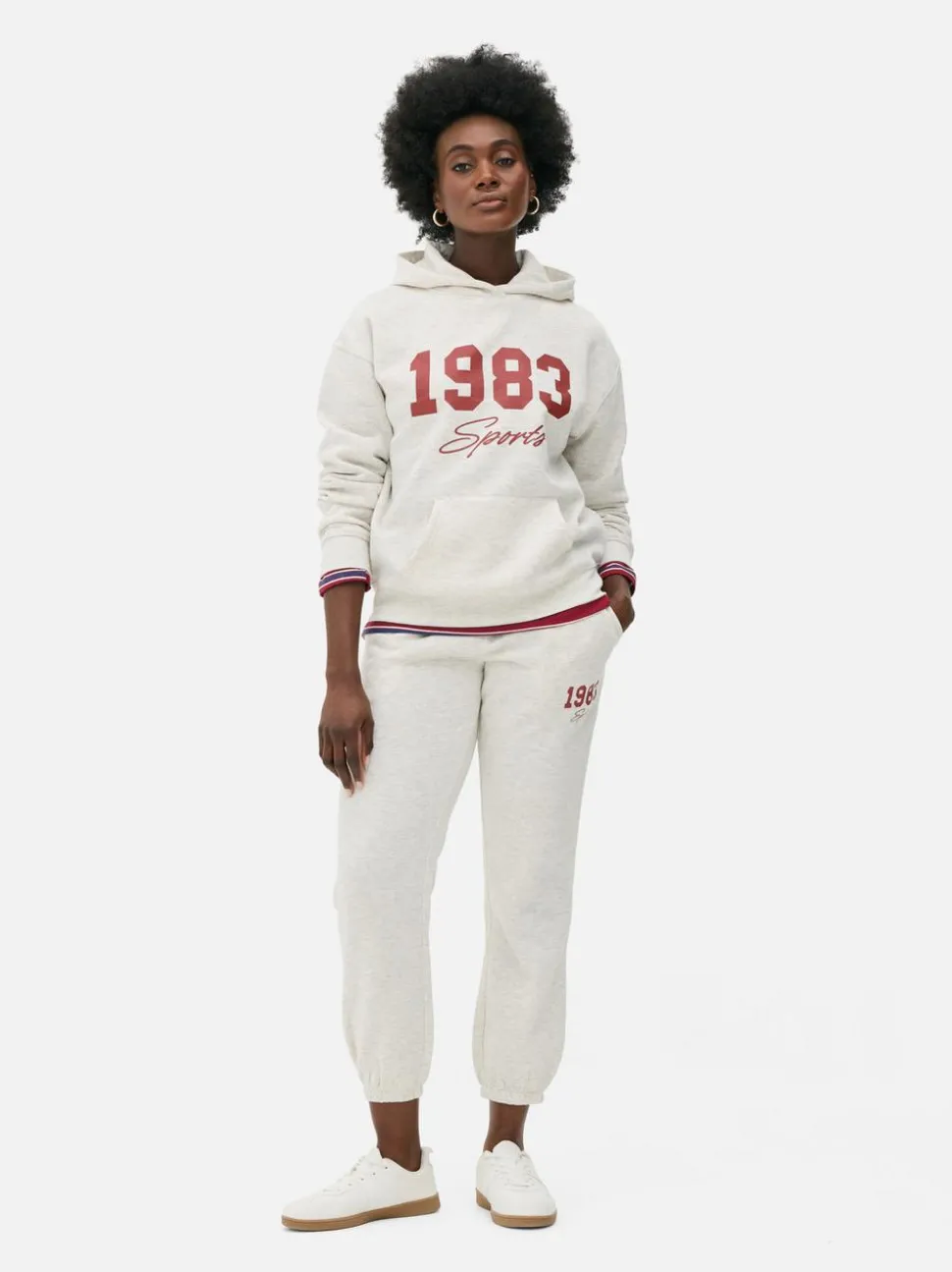 Nierozpinana bluza z kapturem i nadrukiem