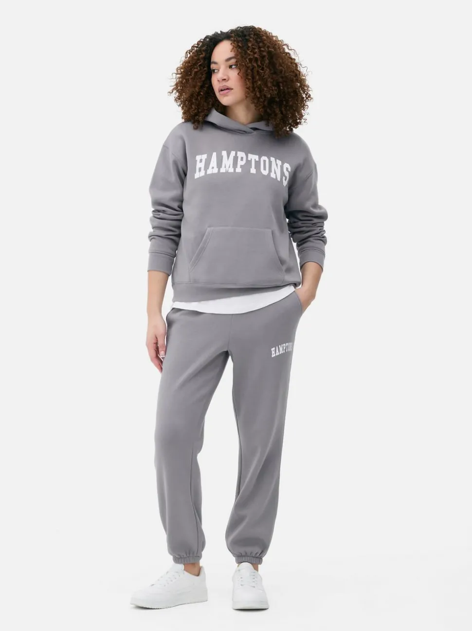 Nierozpinana bluza z kapturem i nadrukiem