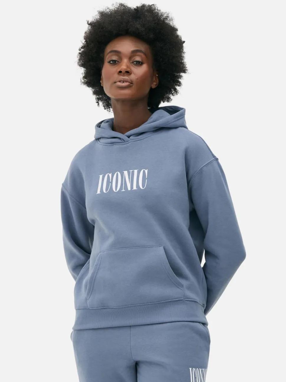 Nierozpinana bluza z kapturem i nadrukiem