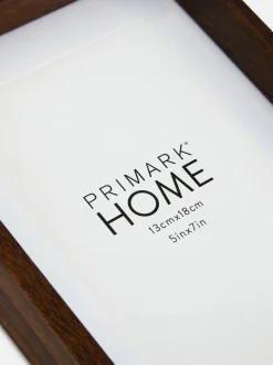 Niezbędna drewniana ramka na zdjęcia na stojaku