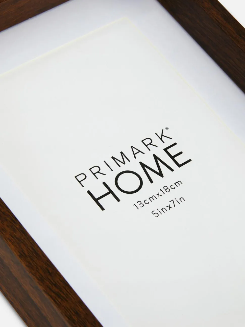 Niezbędna drewniana ramka na zdjęcia na stojaku