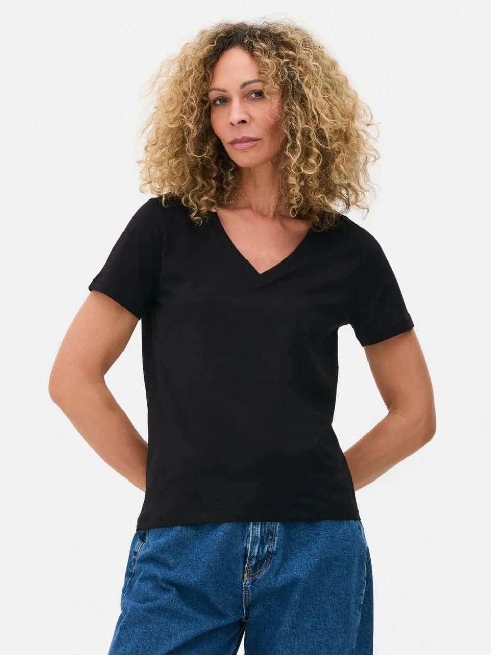 Niezbędny T-shirt z dekoltem w serek