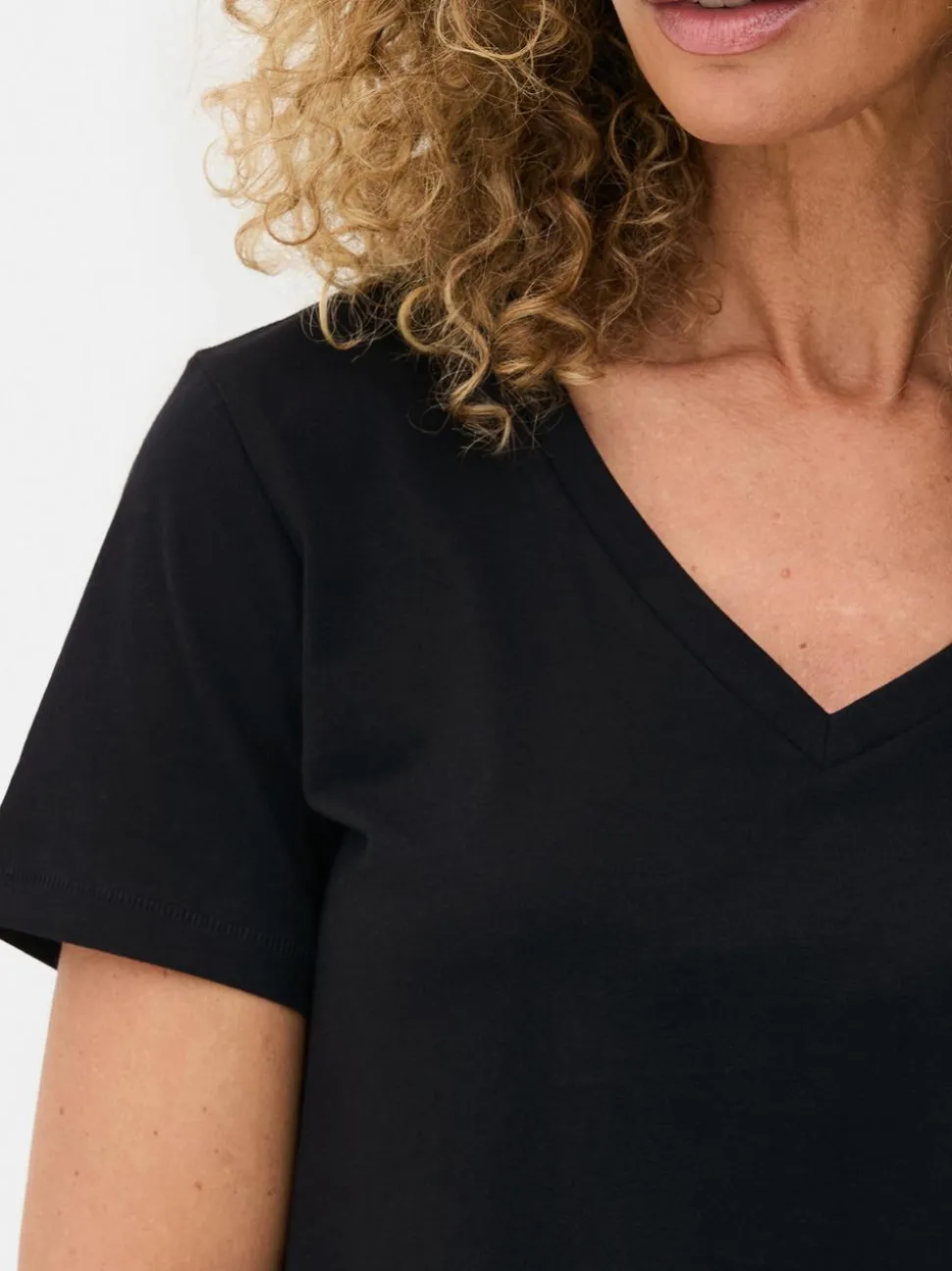 Niezbędny T-shirt z dekoltem w serek