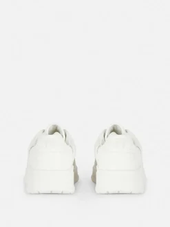 Niskie buty sportowe z przywieszką w postaci motyla