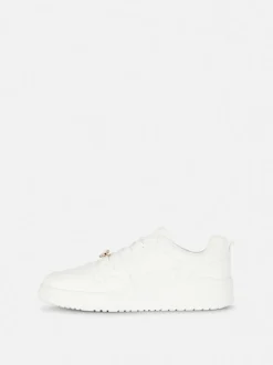 Niskie buty sportowe z przywieszką w postaci motyla