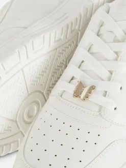 Niskie buty sportowe z przywieszką w postaci motyla