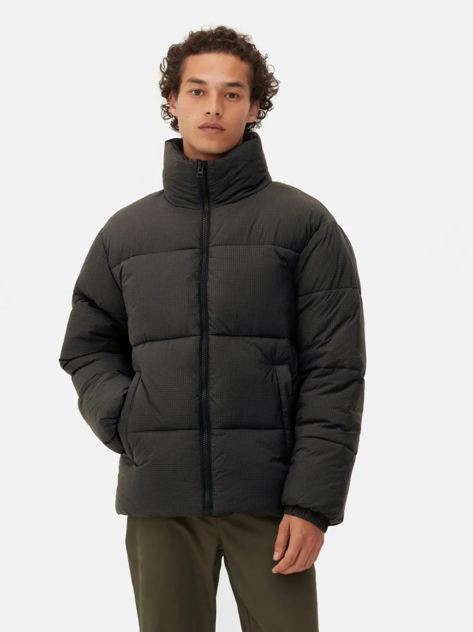 Ocieplany płaszcz średniej długości