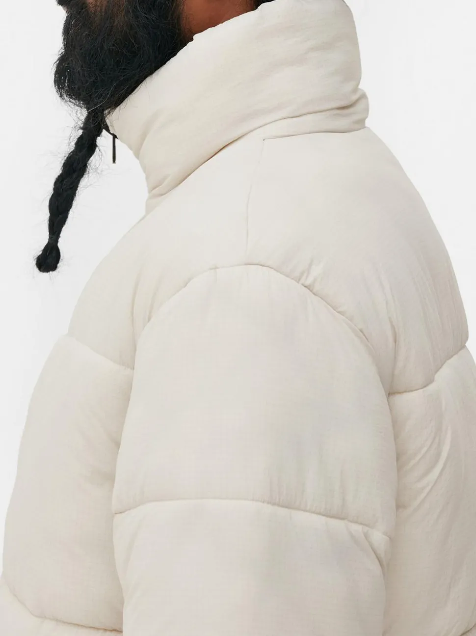 Ocieplany płaszcz średniej długości