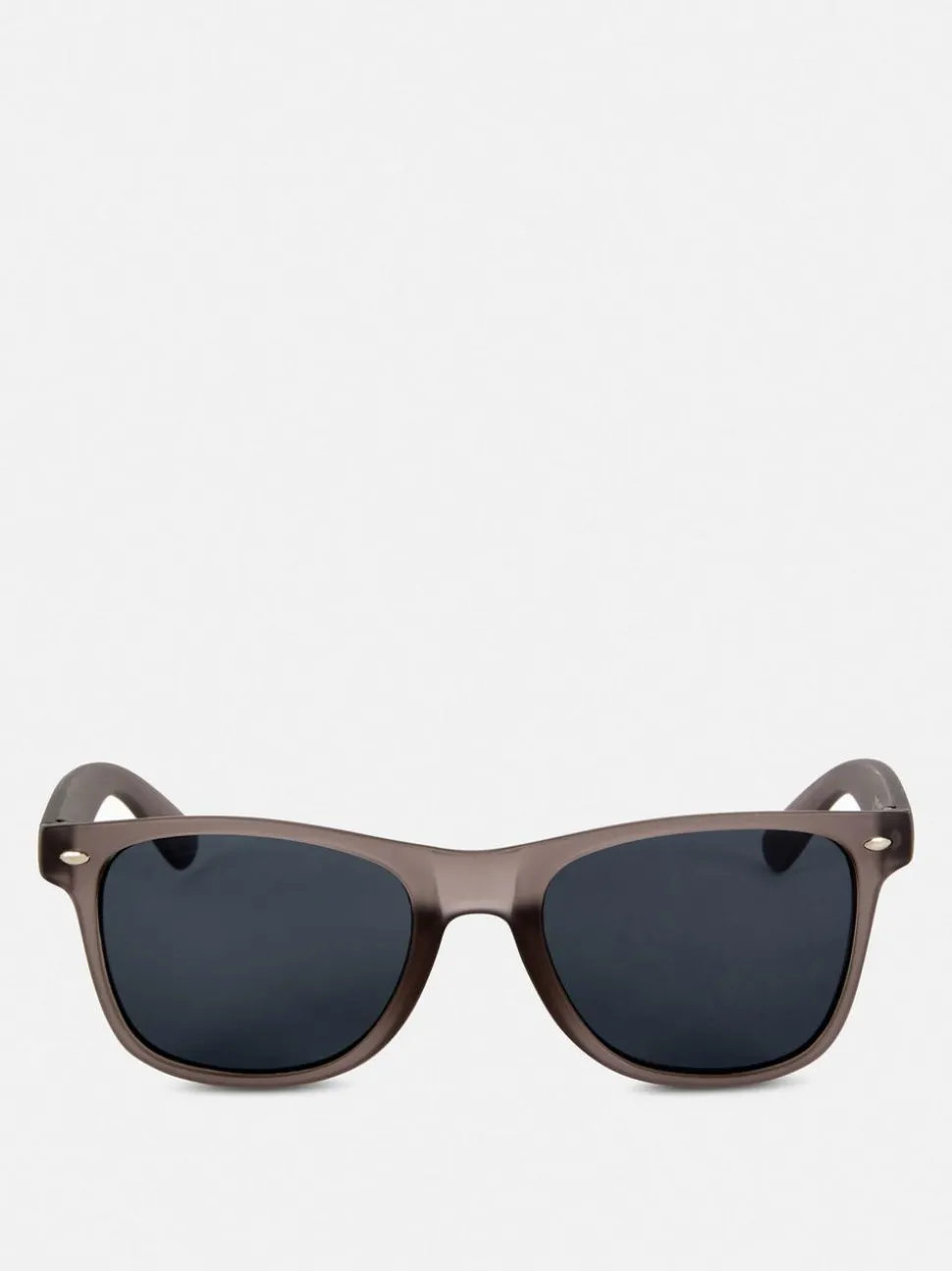 Okulary przeciwsłoneczne w kwadratowej oprawie