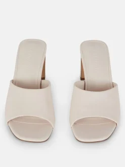 Pantofle bez pięty na słupku