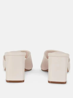 Pantofle bez pięty na słupku