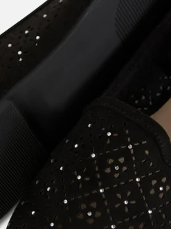 Płaskie baleriny ze strasem i laserowymi wycięciami