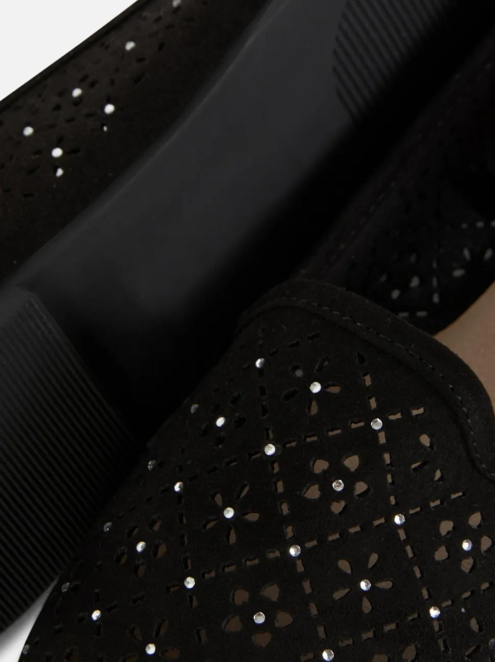 Płaskie baleriny ze strasem i laserowymi wycięciami