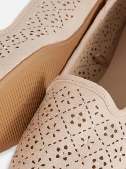 Płaskie baleriny ze strasem i laserowymi wycięciami