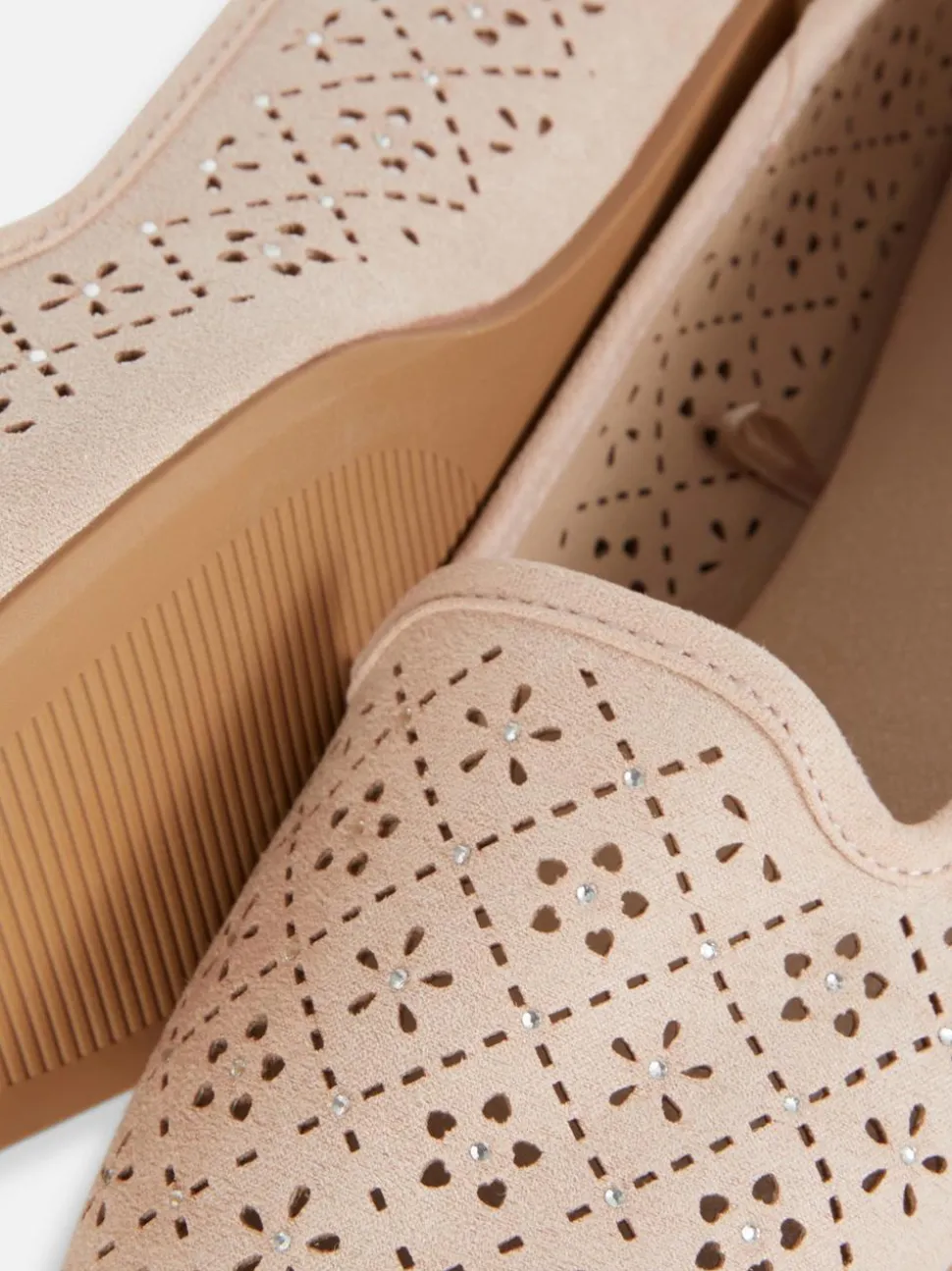 Płaskie baleriny ze strasem i laserowymi wycięciami