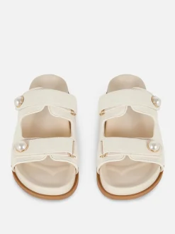 Płaskie sandały z perełkami