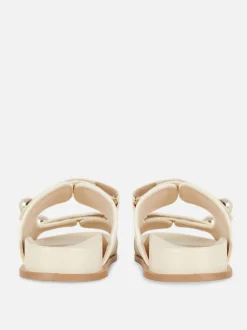 Płaskie sandały z perełkami