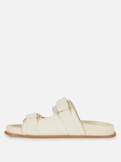 Płaskie sandały z perełkami