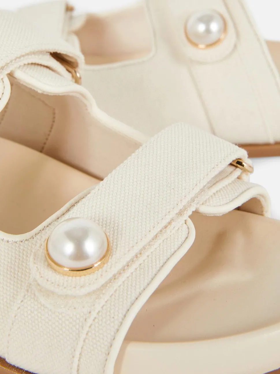 Płaskie sandały z perełkami