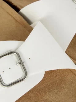 Płaskie sandały z pojedynczym paskiem