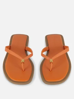 Płaskie sandały-japonki ze zdobieniem przy palcach