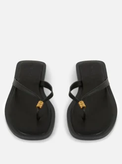 Płaskie sandały-japonki ze zdobieniem przy palcach