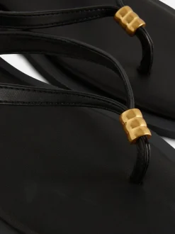 Płaskie sandały-japonki ze zdobieniem przy palcach