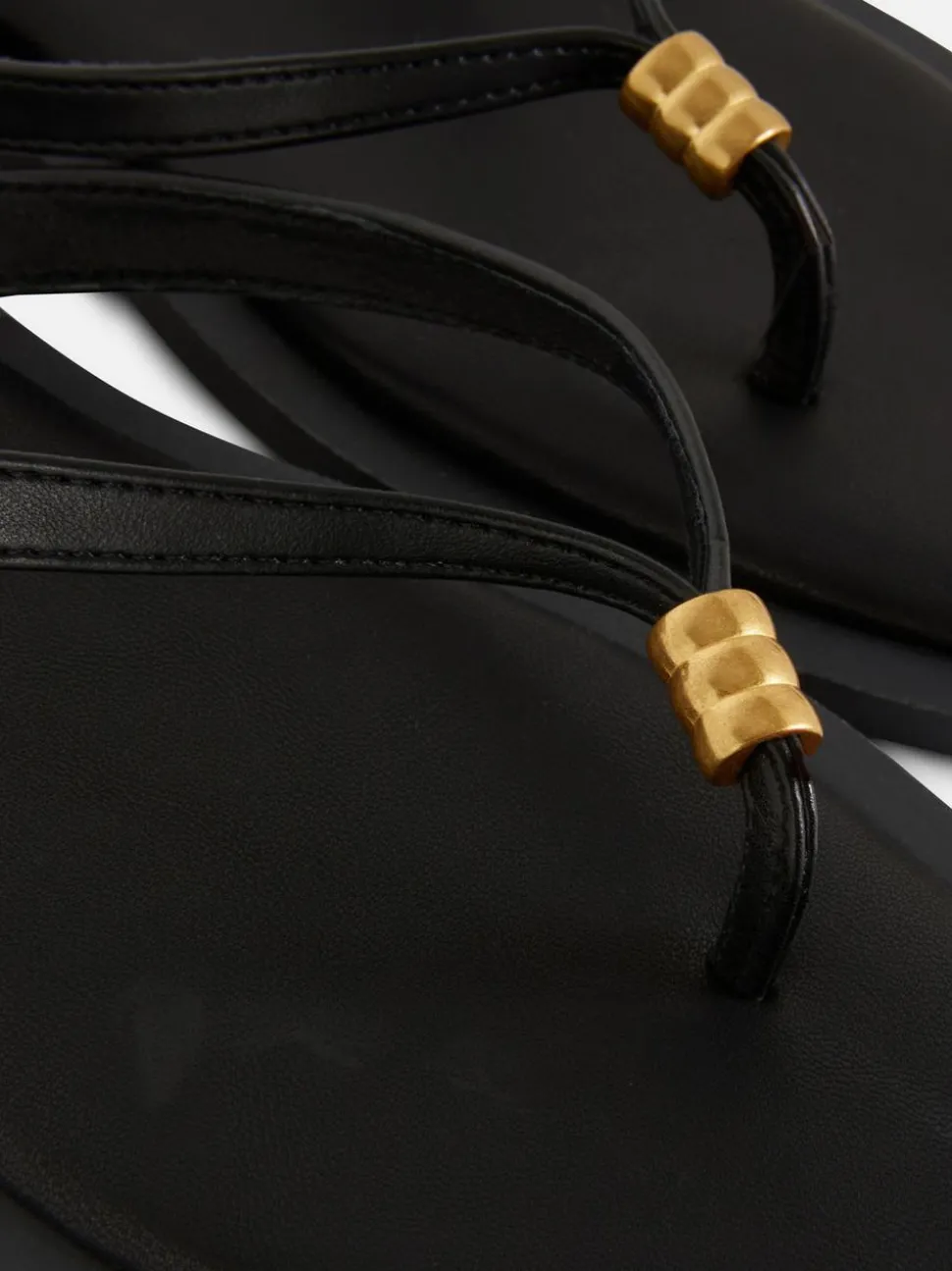 Płaskie sandały-japonki ze zdobieniem przy palcach