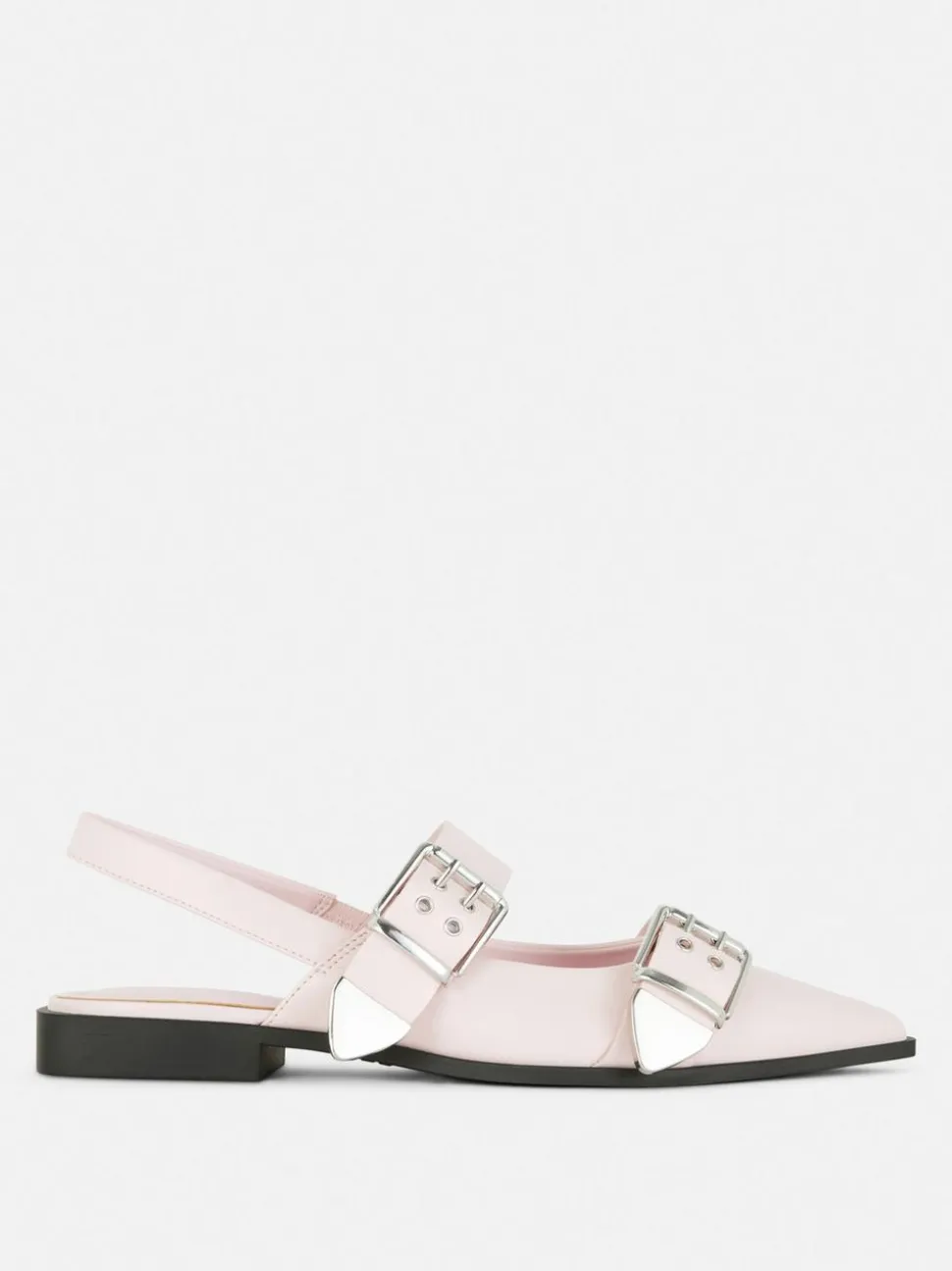 Płaskie spiczaste baleriny z paskiem z oczkami