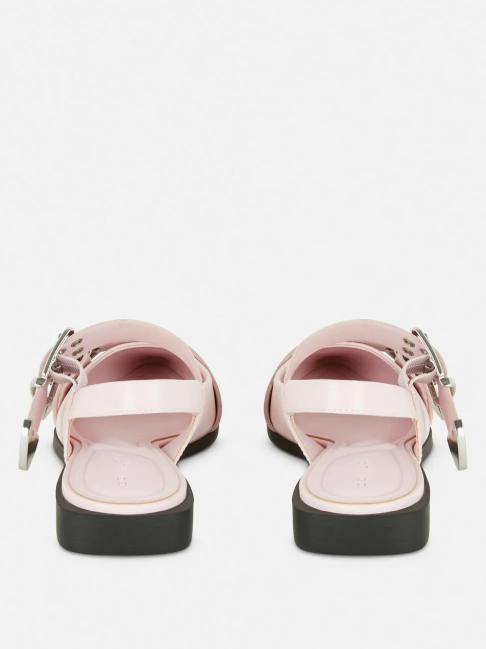 Płaskie spiczaste baleriny z paskiem z oczkami