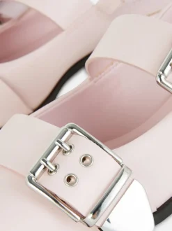 Płaskie spiczaste baleriny z paskiem z oczkami