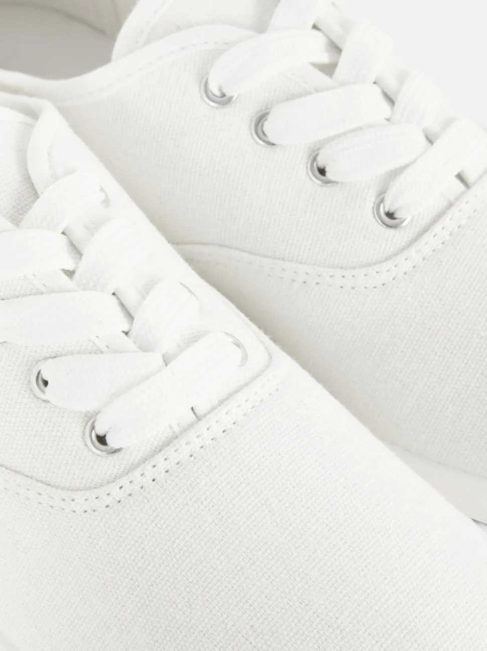 Płócienne niezbędne buty sportowe ze sznurowadłami