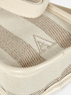 Płócienny pokrowiec na telefon w paski i z inicjałem