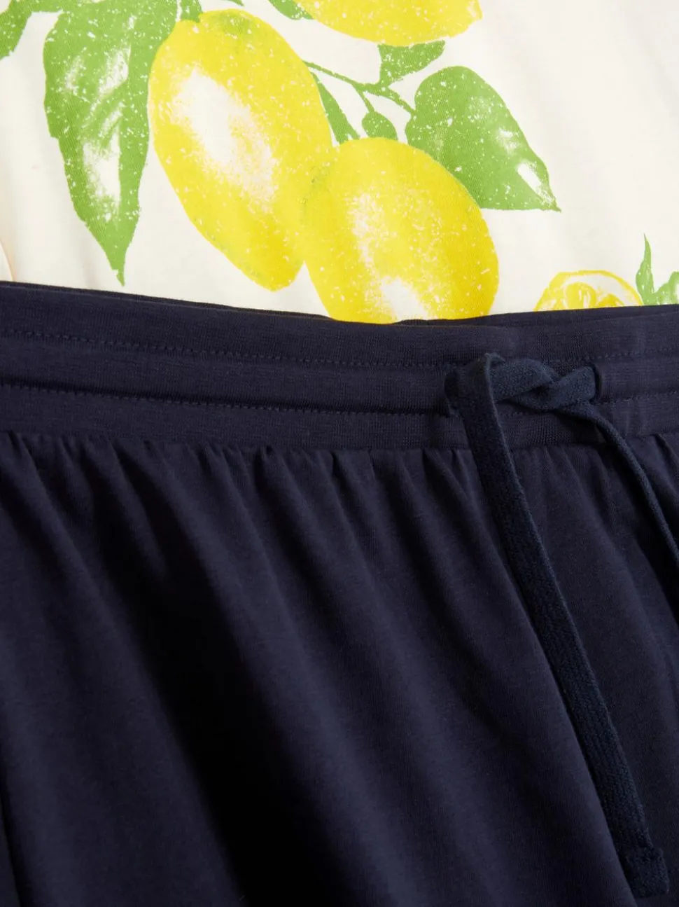 Piżama z szortami i nadrukiem z motywem cytryn