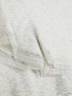Piżama z topem na ramiączkach i szortami z koronką
