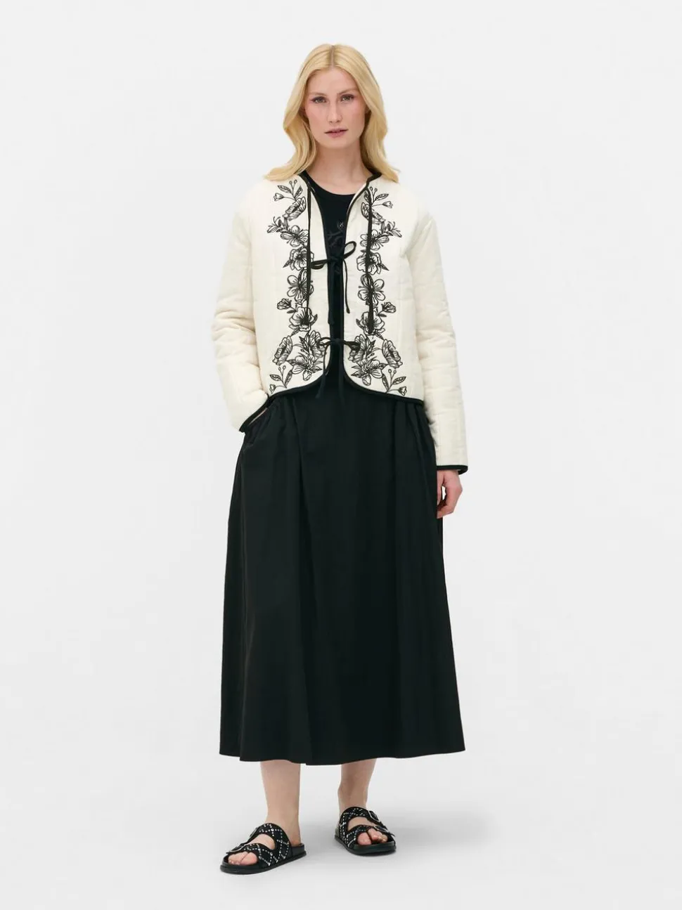 Pikowana kurtka z haftem