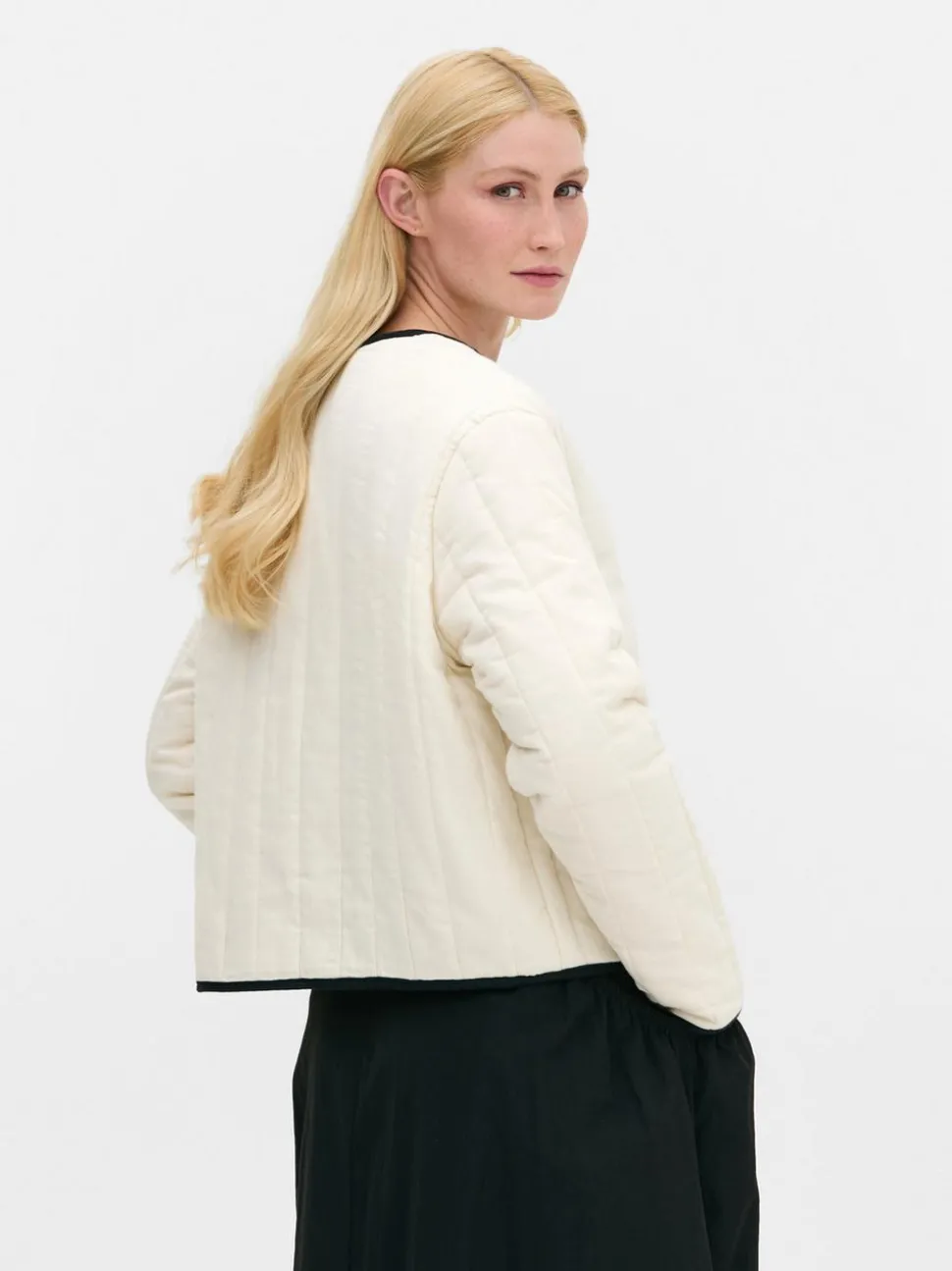 Pikowana kurtka z haftem