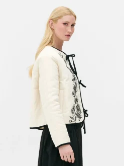 Pikowana kurtka z haftem