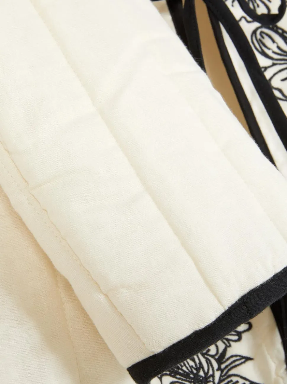 Pikowana kurtka z haftem